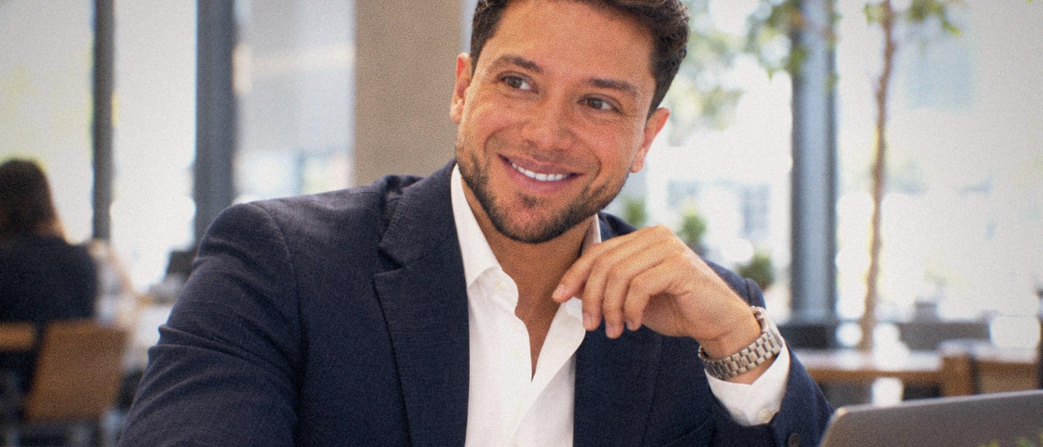 Javier Hernández Vargas en una conversación de trabajo