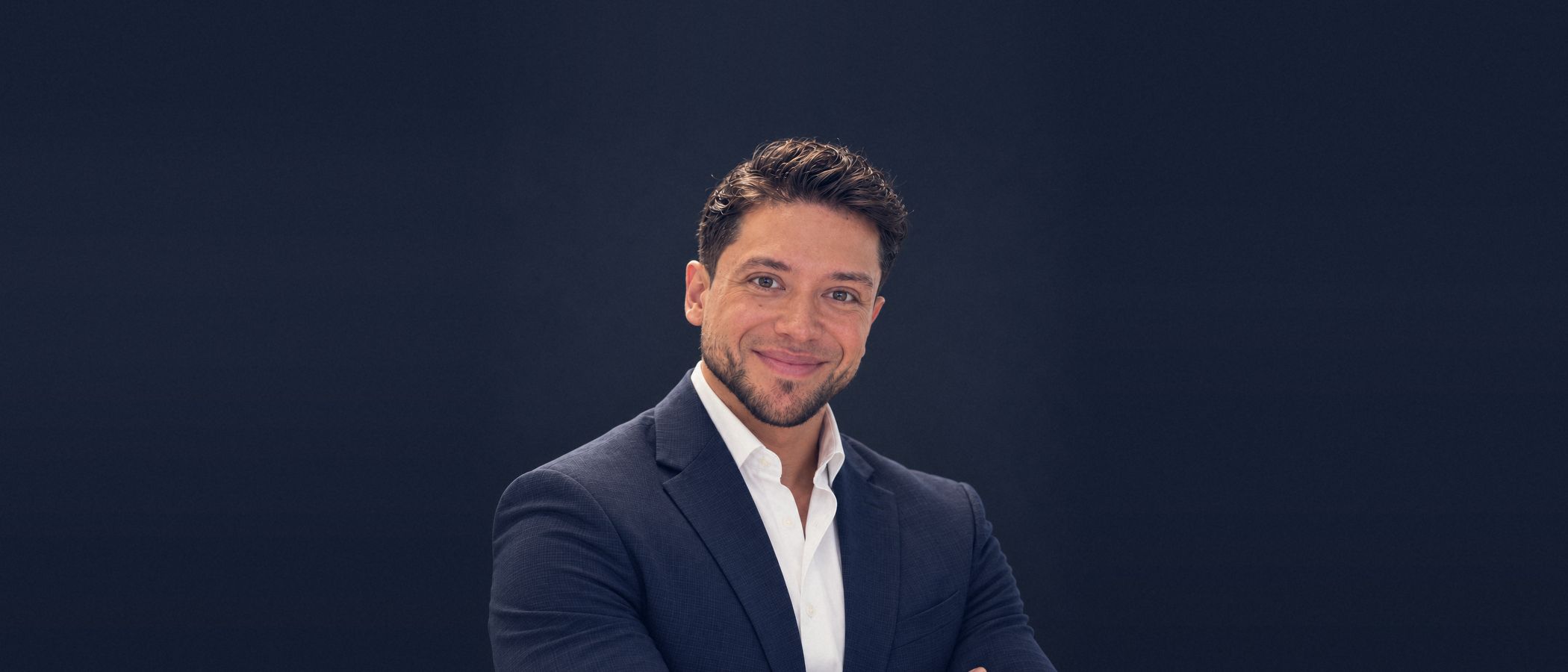 Javier Hernández Vargas, retrato de tres cuartos